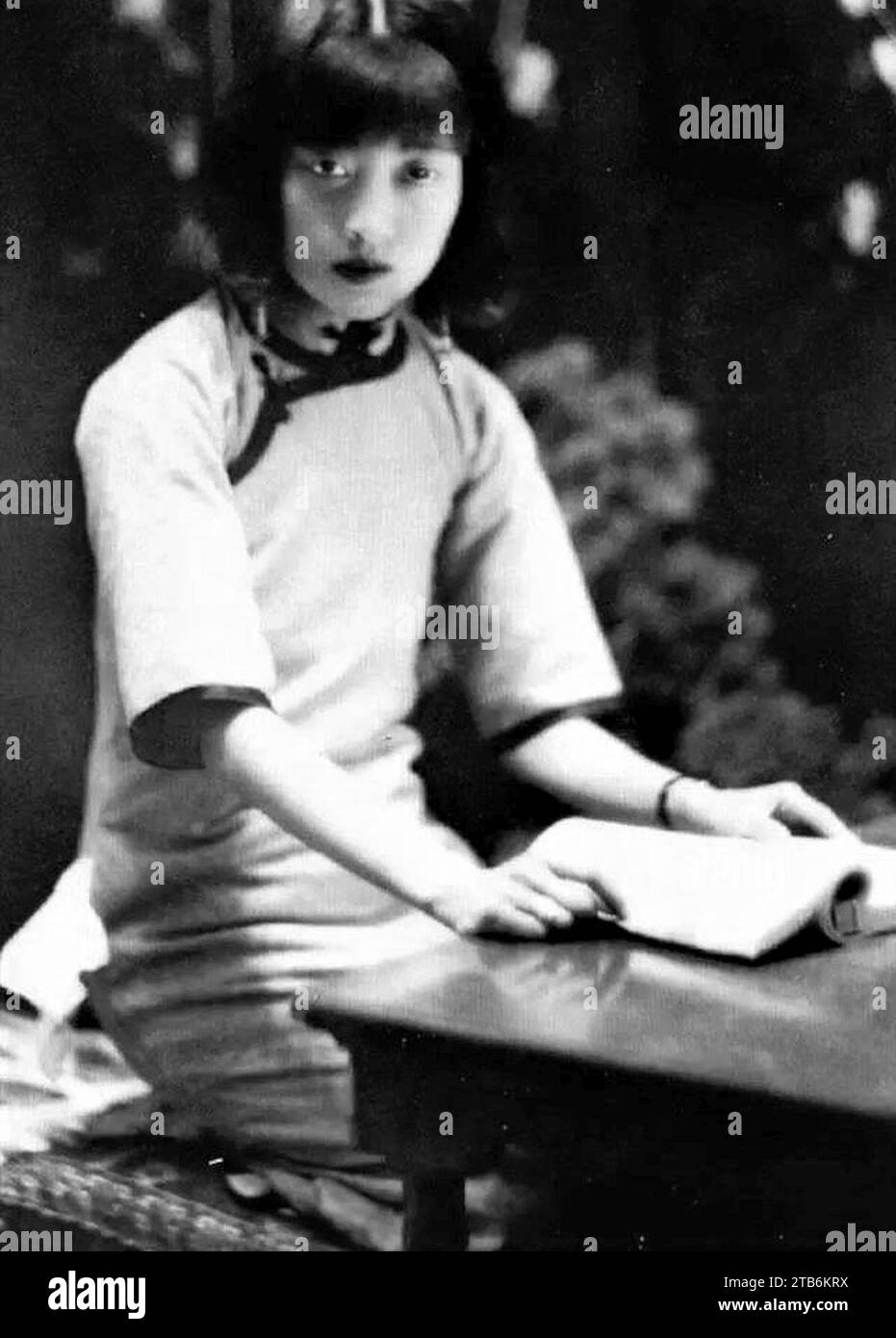 Wanrong e un libro. Foto Stock