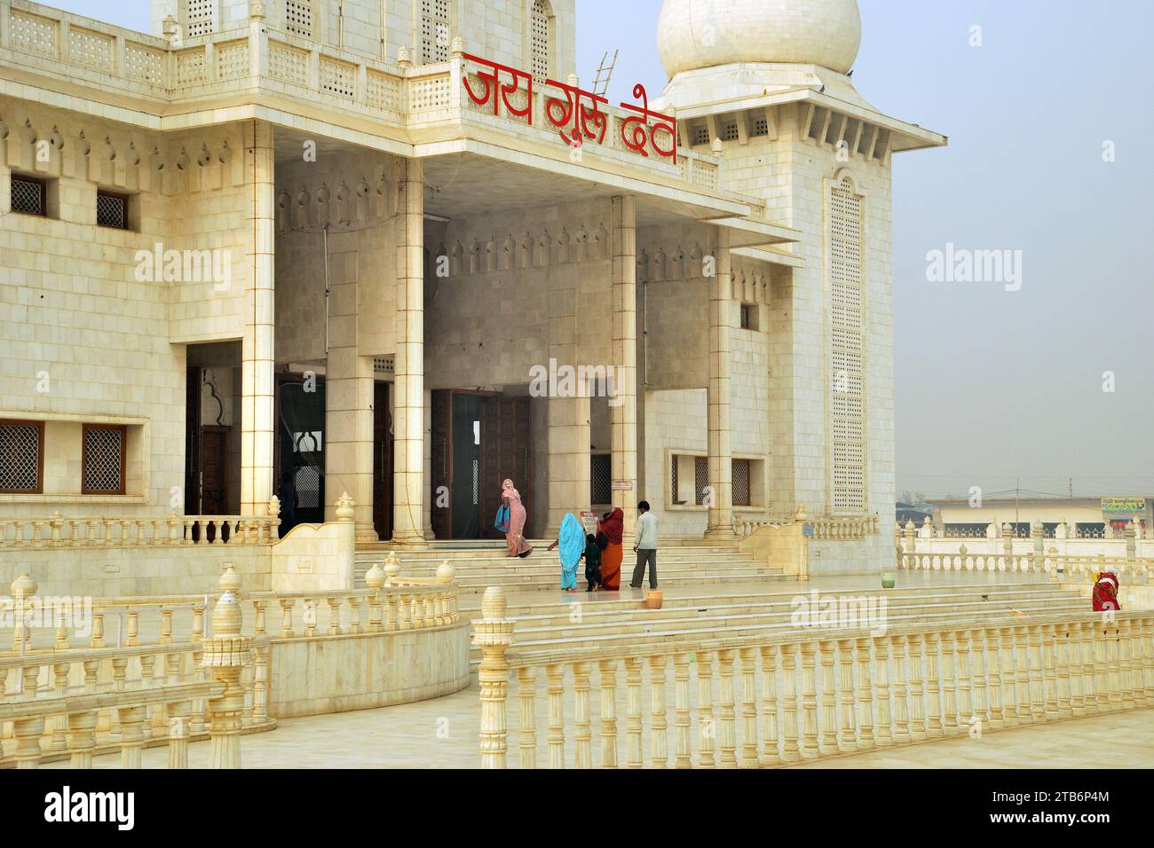 Vista parziale di Jai Gurudev Mandir, Mathura, Uttar Pradesh, India Foto Stock