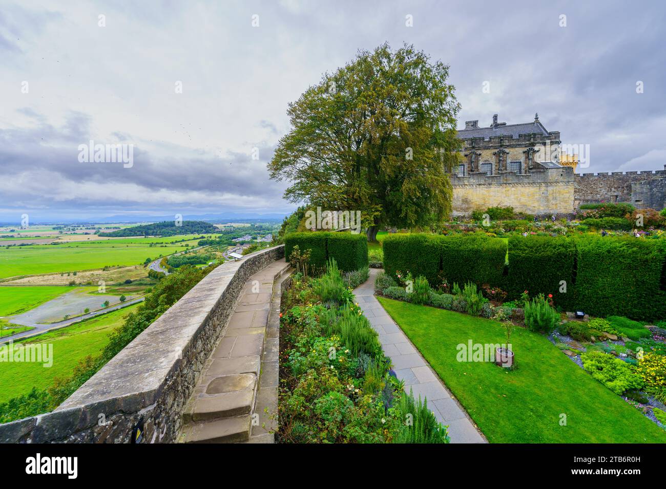 Stirling, Regno Unito - 25 settembre 2022: Vista dello storico Castello di Stirling, e del suo giardino, con i visitatori, in Scozia, Regno Unito Foto Stock