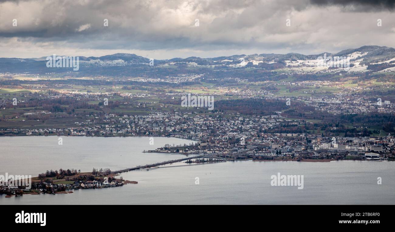 Vista della città di Rapperswil presso il lago di Zurigo, scattata da un'altitudine più elevata, fotografia aerea Foto Stock