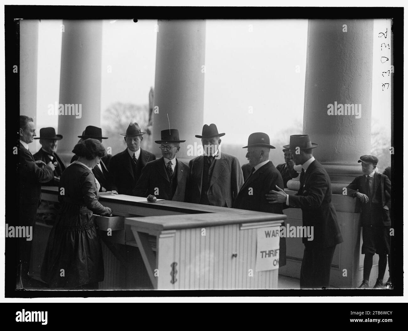 FRANCOBOLLI DI GUERRA. OVERMAN, LEE SLATER, SENATORE DELLA CAROLINA DEL NORD, 1903-1933; CLARK, CHAMP (JAMES BEAUCHAMP), REP. DAL MISSOURI, 1893-1895, 1897-1921. COMPRARE RISPARMI DI GUERRA E RISPARMIO Foto Stock