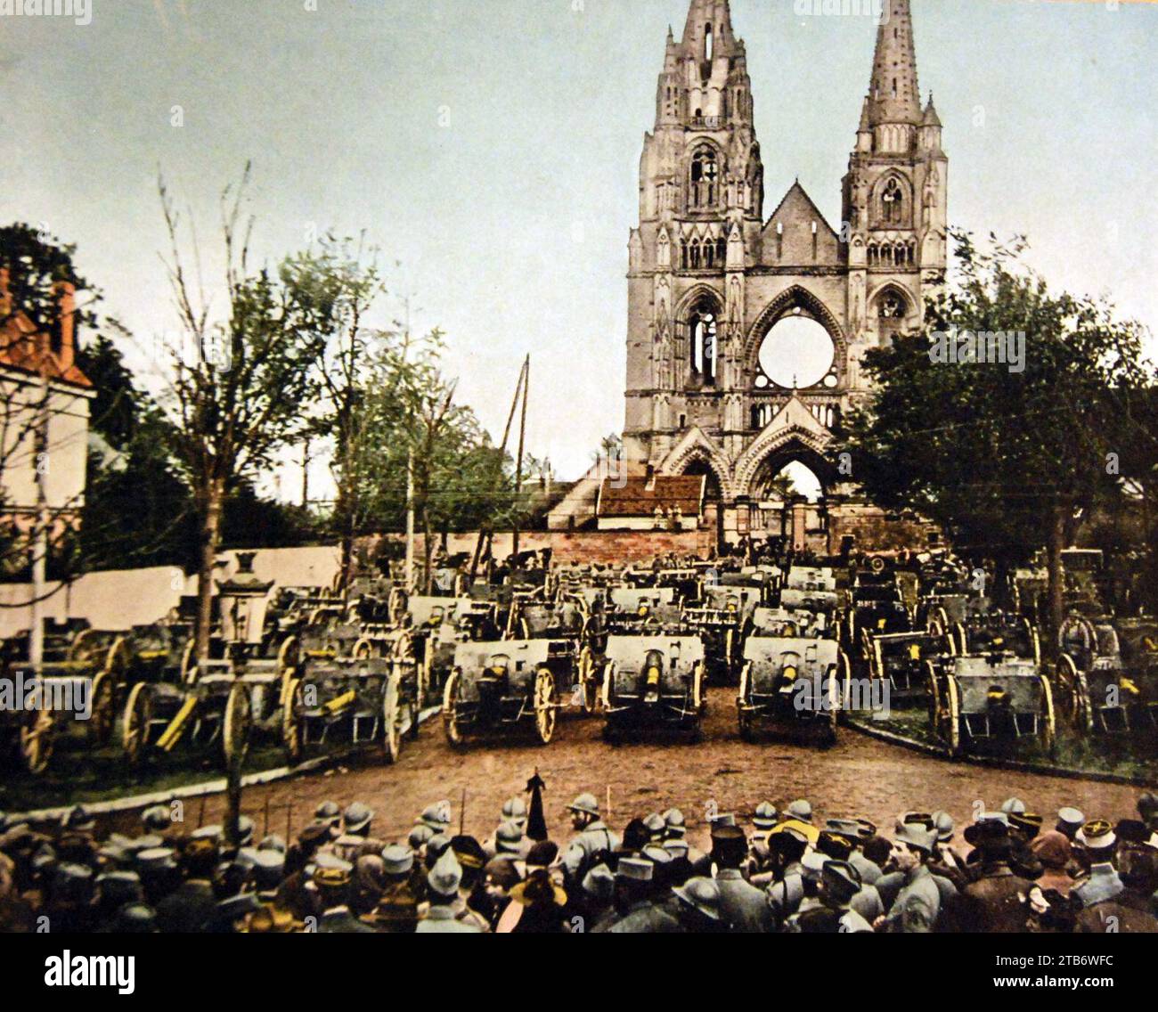 Trofei di guerra davanti a una chiesa lungo la Chemin des Dames, Francia, 6 giugno 1918 (30954226092). Foto Stock