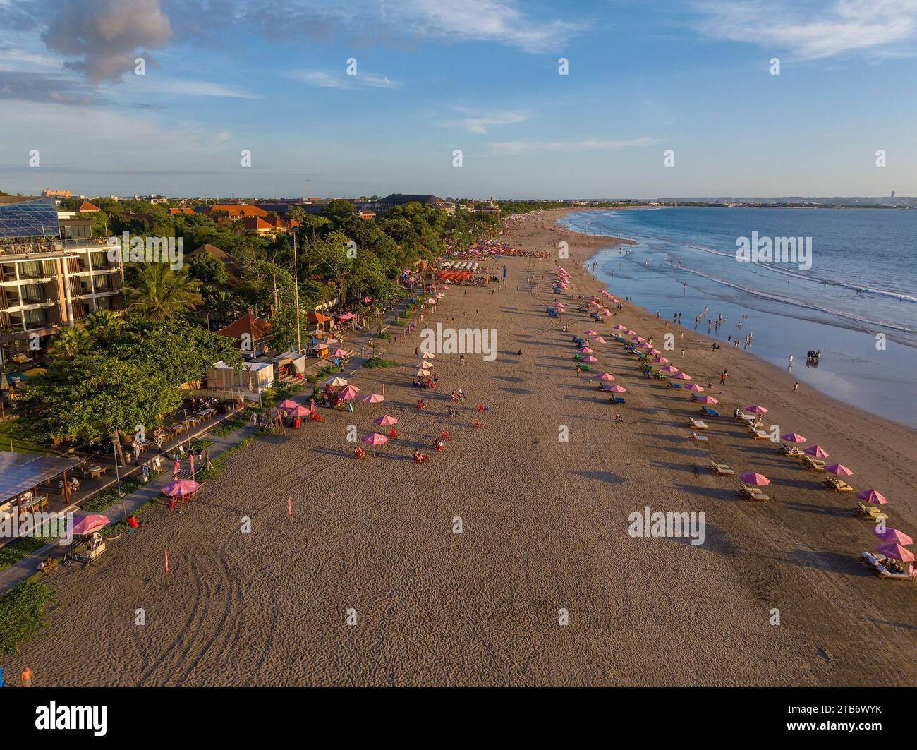 Vista aerea della spiaggia di Seminyak in serata, isola di Bali, Indonesia Foto Stock