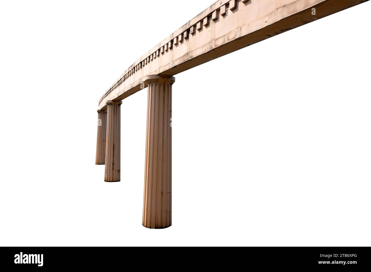 I pilastri in pietra dell'edificio sono isolati su uno sfondo bianco Foto Stock