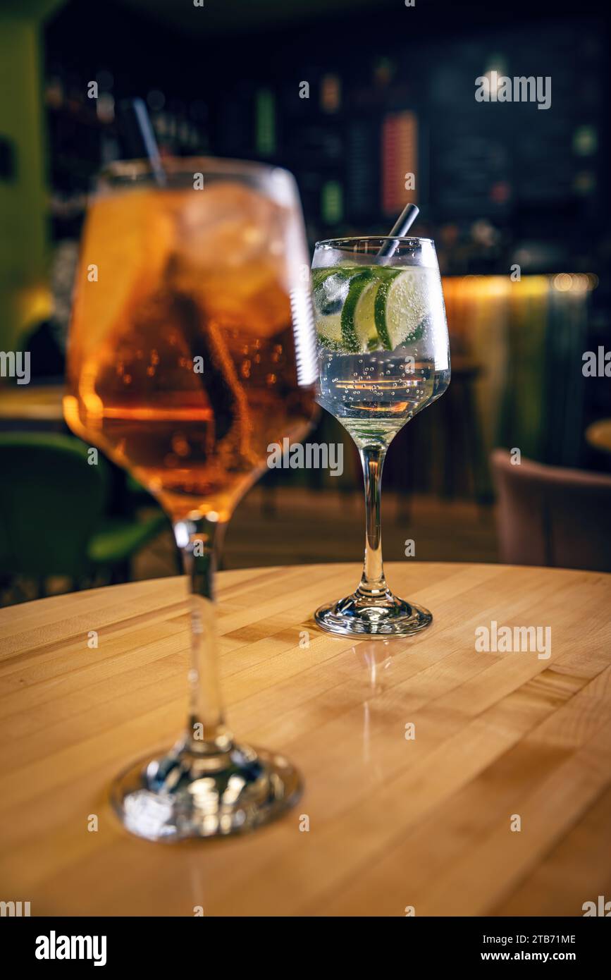 Cocktail Gin Tonic In Bicchieri Da Vino Sul Bancone Del Bar Nel Cucciolo O  Nel Ristorante - Fotografie stock e altre immagini di Gin - iStock