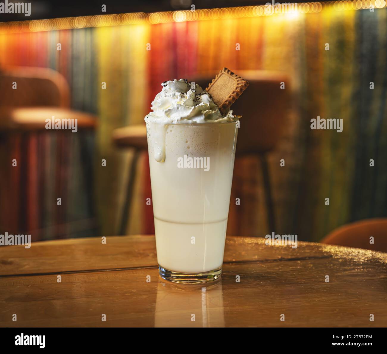 Bicchiere di cioccolata calda bianca con panna montata decorata con biscotti Foto Stock