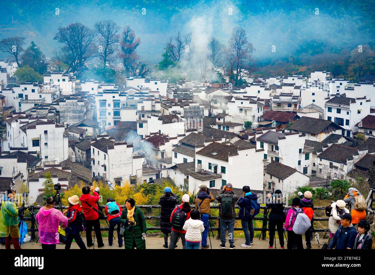 Shangrao, Cina. 5 dicembre 2023. I visitatori potranno scattare foto di edifici in stile Hui con pareti bianche e piastrelle nere presso lo Shicheng Scenic Spot nella contea di Wuyuan, Shangrao, Cina, il 3 dicembre 2023. (Foto di Costfoto/NurPhoto) credito: NurPhoto SRL/Alamy Live News Foto Stock