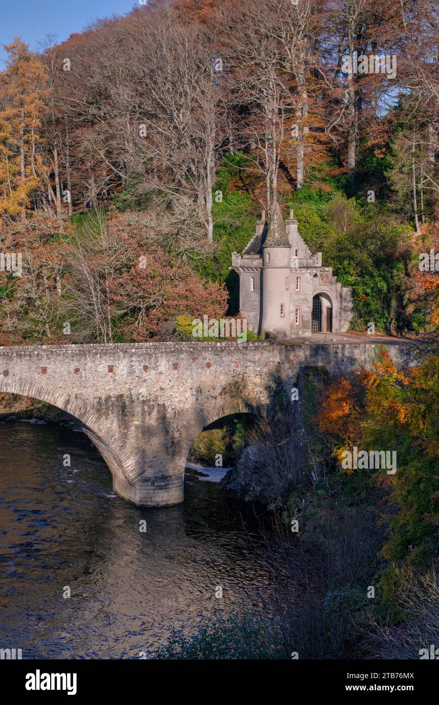 Avon e Castle Gatehouse e il vecchio ponte a novembre, Ballindalloch, Morayshire, Scozia Foto Stock