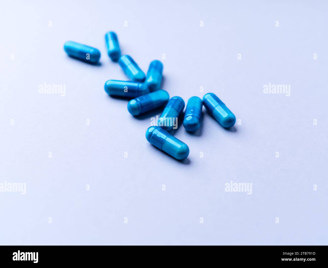 Capsule di aminoacidi su sfondo cartaceo luminoso. Messa a fuoco morbida. Primo piano. Copia spazio. Foto Stock