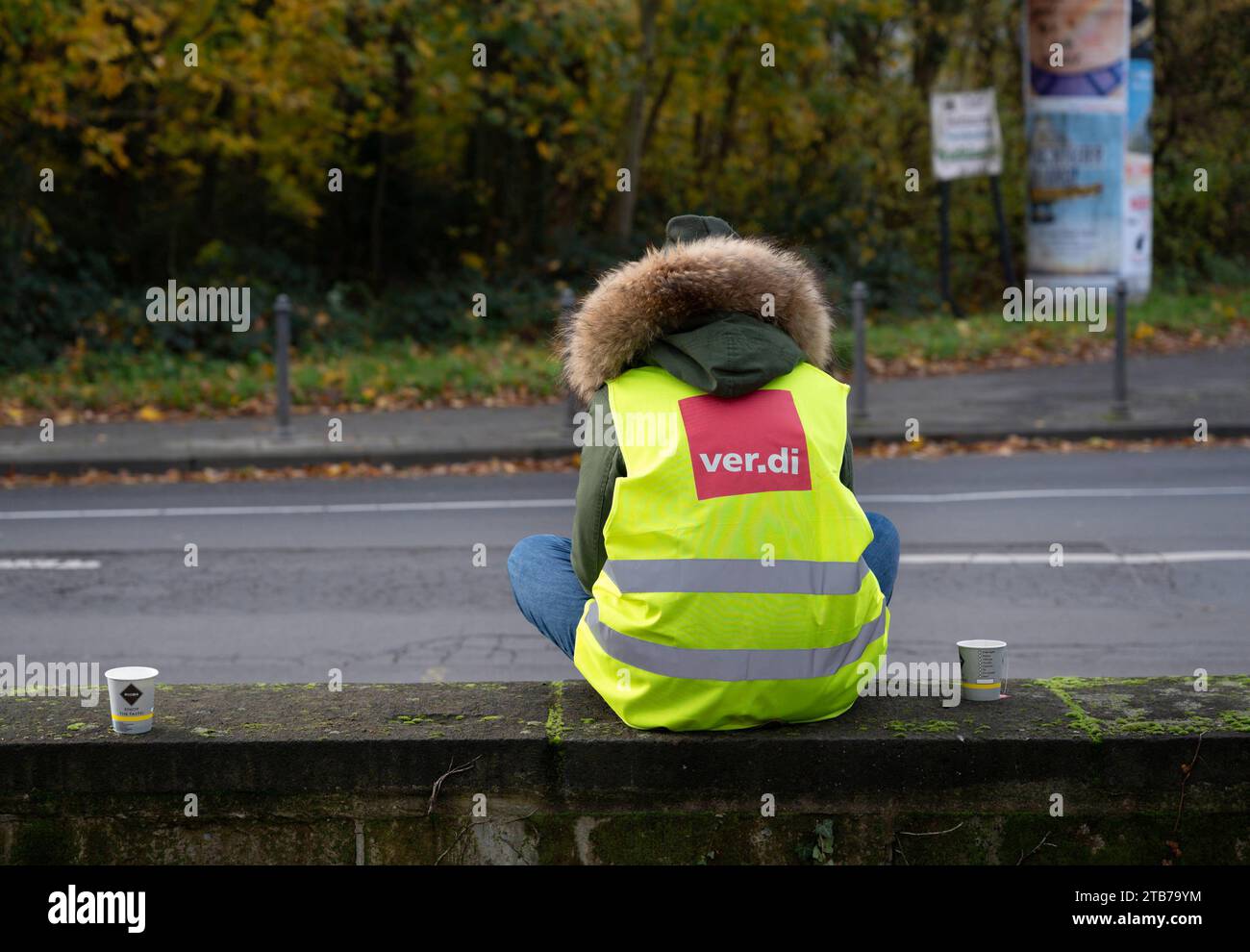 DEU, DEUTSCHLAND : Streik der Gewerkschaft Ver.di/Verdi beim uni-Klinikum Bonn UKB, 16.11.2023 DEU, GERMANIA : sciopero del sindacato Ver.di/Verdi alla clinica universitaria Bonn UKB, 16.11.2023 *** DEU, GERMANIA sciopero del sindacato Ver di Verdi alla clinica universitaria Bonn UKB, 16 11 2023 DEU, GERMANIA sciopero del sindacato Ver di Verdi alla clinica universitaria Bonn UKB, 16 11 2023 credito: Imago/Alamy Live News Foto Stock