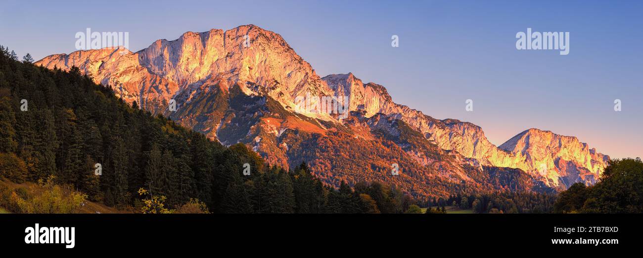 Un'ampia vista panoramica 3:1 di un'alba nelle Alpi Berchtesgaden, situata vicino alla città di Berchtesgaden, in Baviera, nella Germania meridionale. Foto Stock