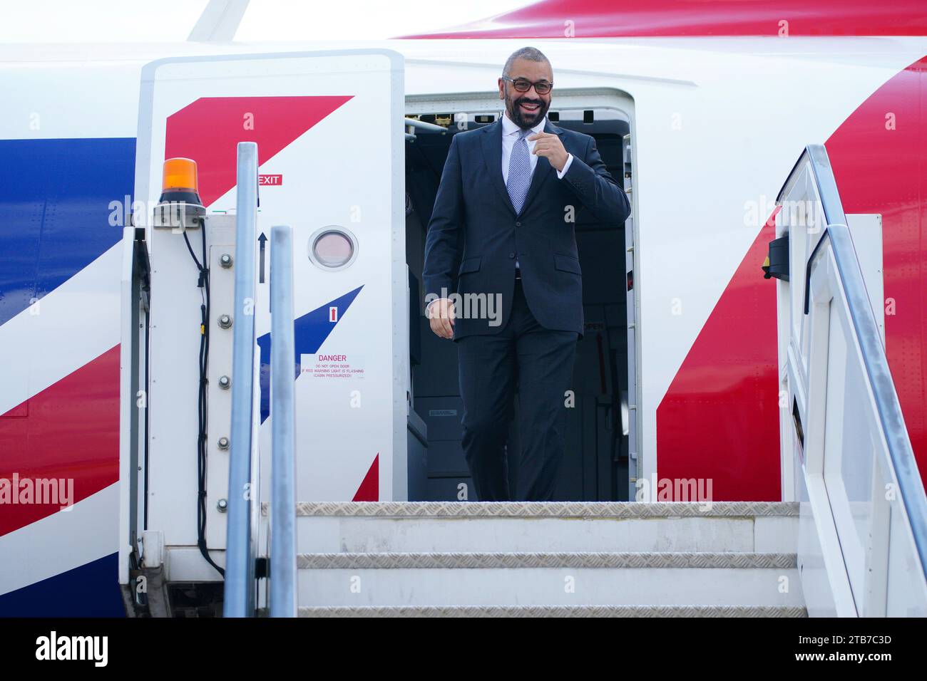 Home Secretary James Cleverly arrives at Kigali International Airport in Rwanda, where he will sign a new treaty with Rwanda, Tuesday, Dec. 5, 2023. The treaty will address concerns by the Supreme Court, including assurances that Rwanda will not remove anybody transferred under the partnership to another country. (Ben Birchall/PA Wire via AP) Foto Stock