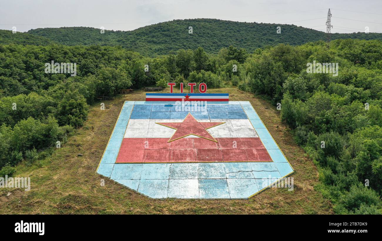 Vista aerea del monumento commemorativo del maresciallo jugoslavo Tito in Serbia, delle dighe delle porte di ferro (centrale idroelettrica), delle rive del fiume Danubio e delle montagne Foto Stock