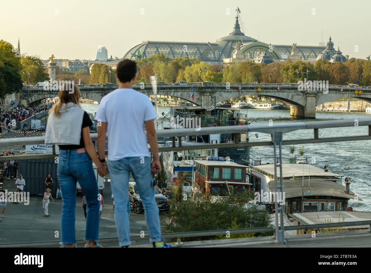 Parigi, Francia - 8 ottobre 2023: Veduta di una coppia ammirando la splendida vista panoramica sulla Senna a Parigi in Francia Foto Stock