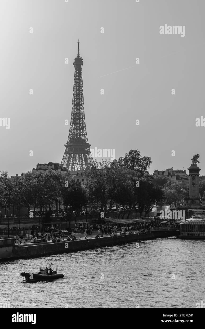 Parigi, Francia - 8 ottobre 2023: Veduta della Torre Eiffel e della trafficata passeggiata sul fiume Senna a Parigi in Francia Foto Stock