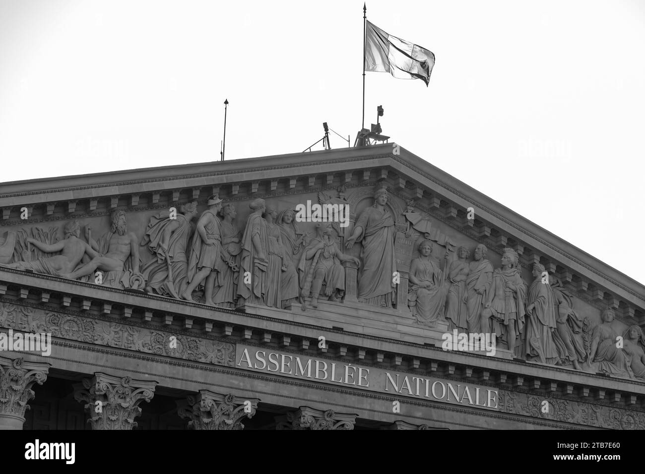 Parigi, Francia - 8 ottobre 2023: Veduta della bandiera nazionale francese in cima all'Assemblea nazionale di Parigi in Francia in bianco e nero Foto Stock
