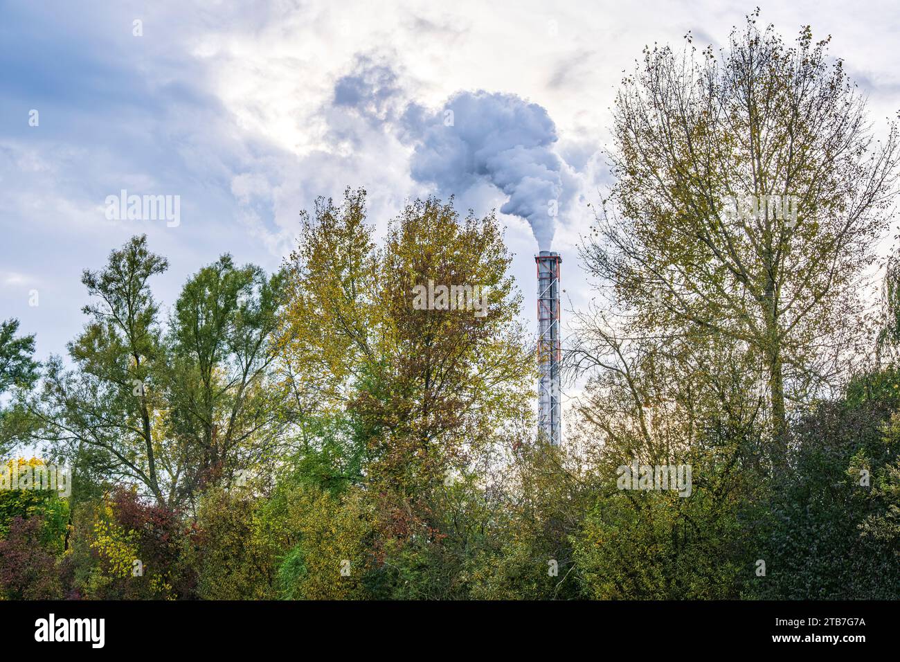 Immagine simbolica, emissione di fumi di scarico dal camino di un impianto industriale nell'ambiente. Foto Stock