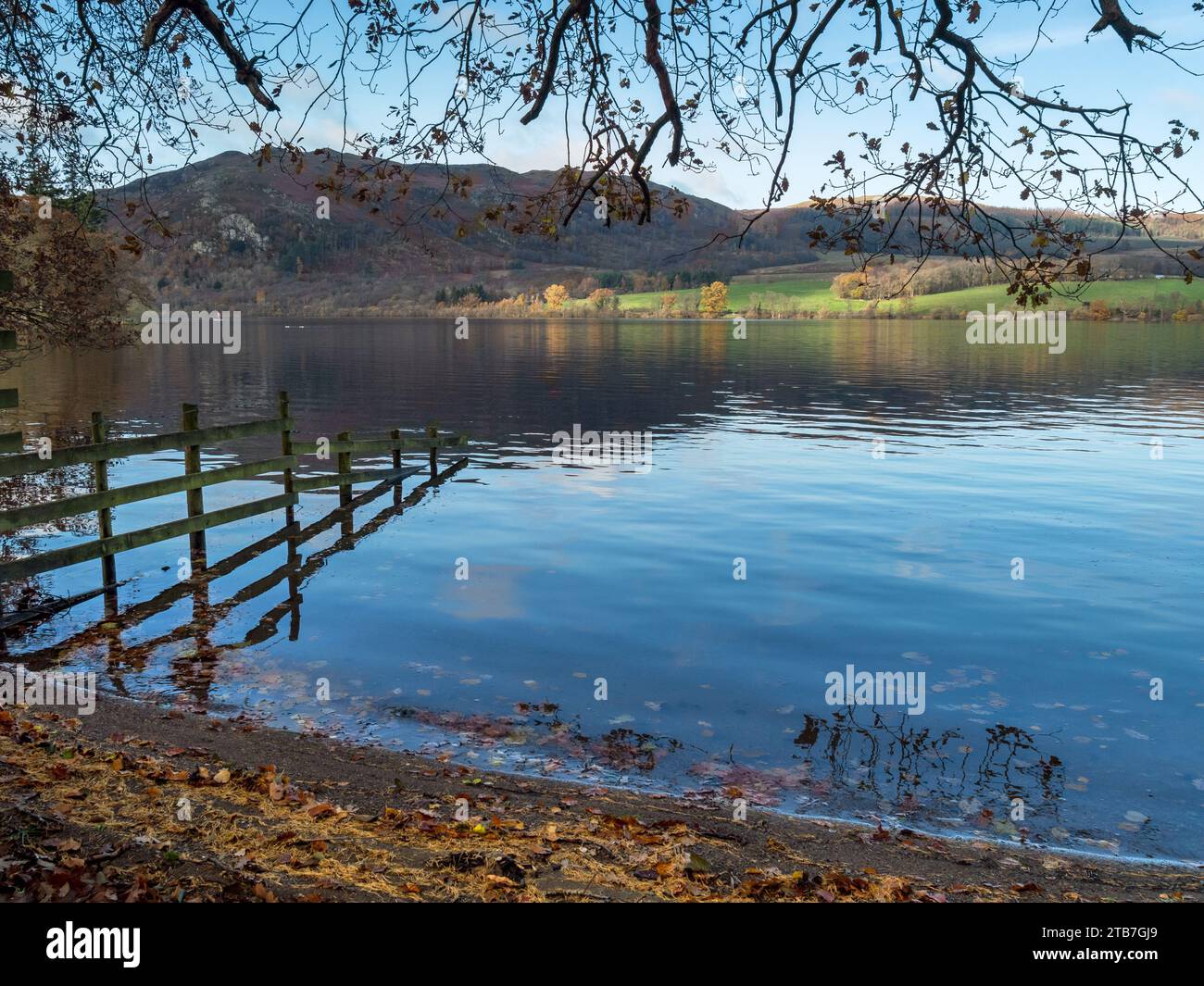 Costa del lago Ullswater nell'English Lake District, vista da Sandwick in autunno, Cumbria, Inghilterra, Regno Unito Foto Stock