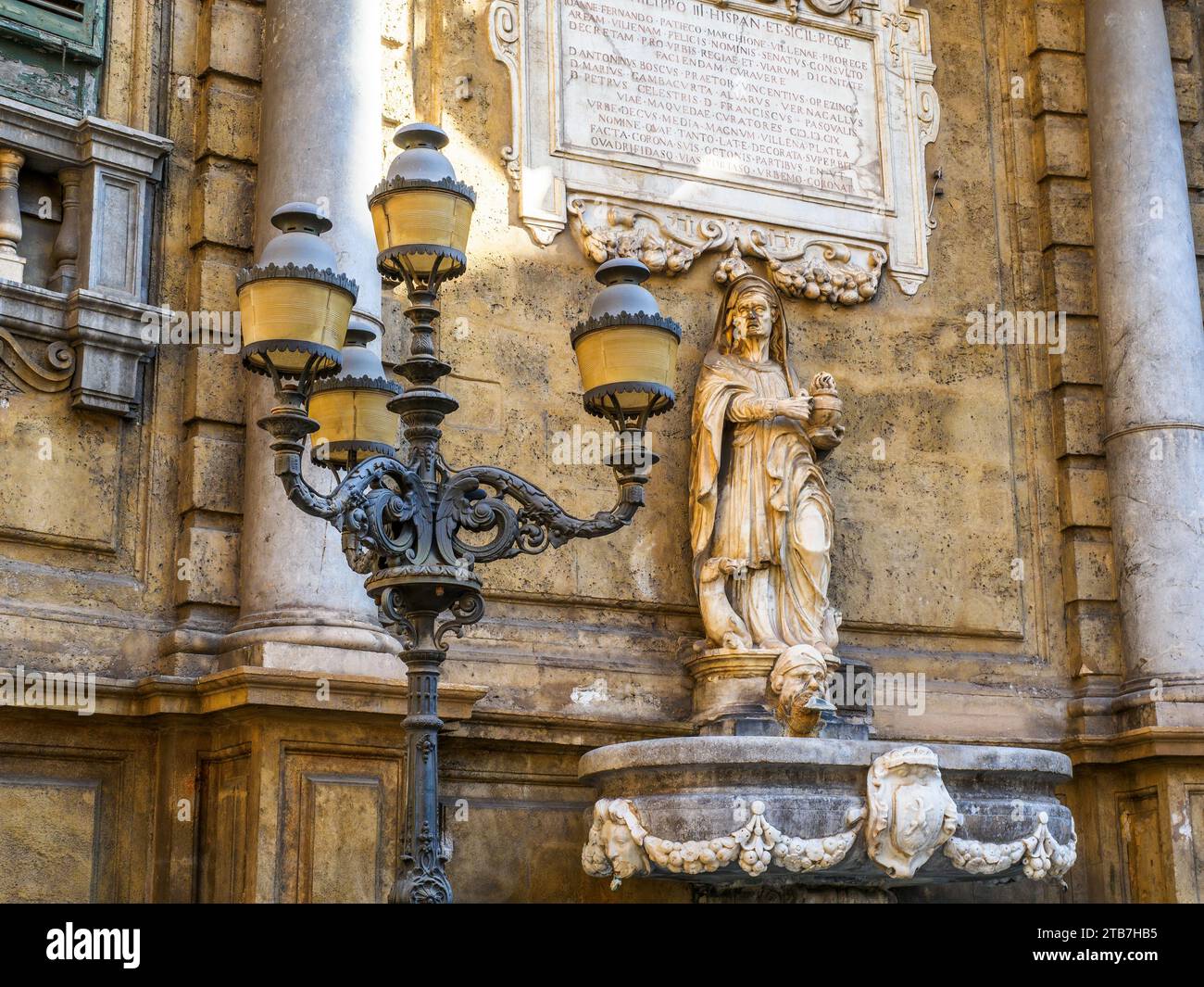 Una delle quattro fontane della piazza ottagonale quattro Canti a Palermo - Sicilia, Italia Foto Stock