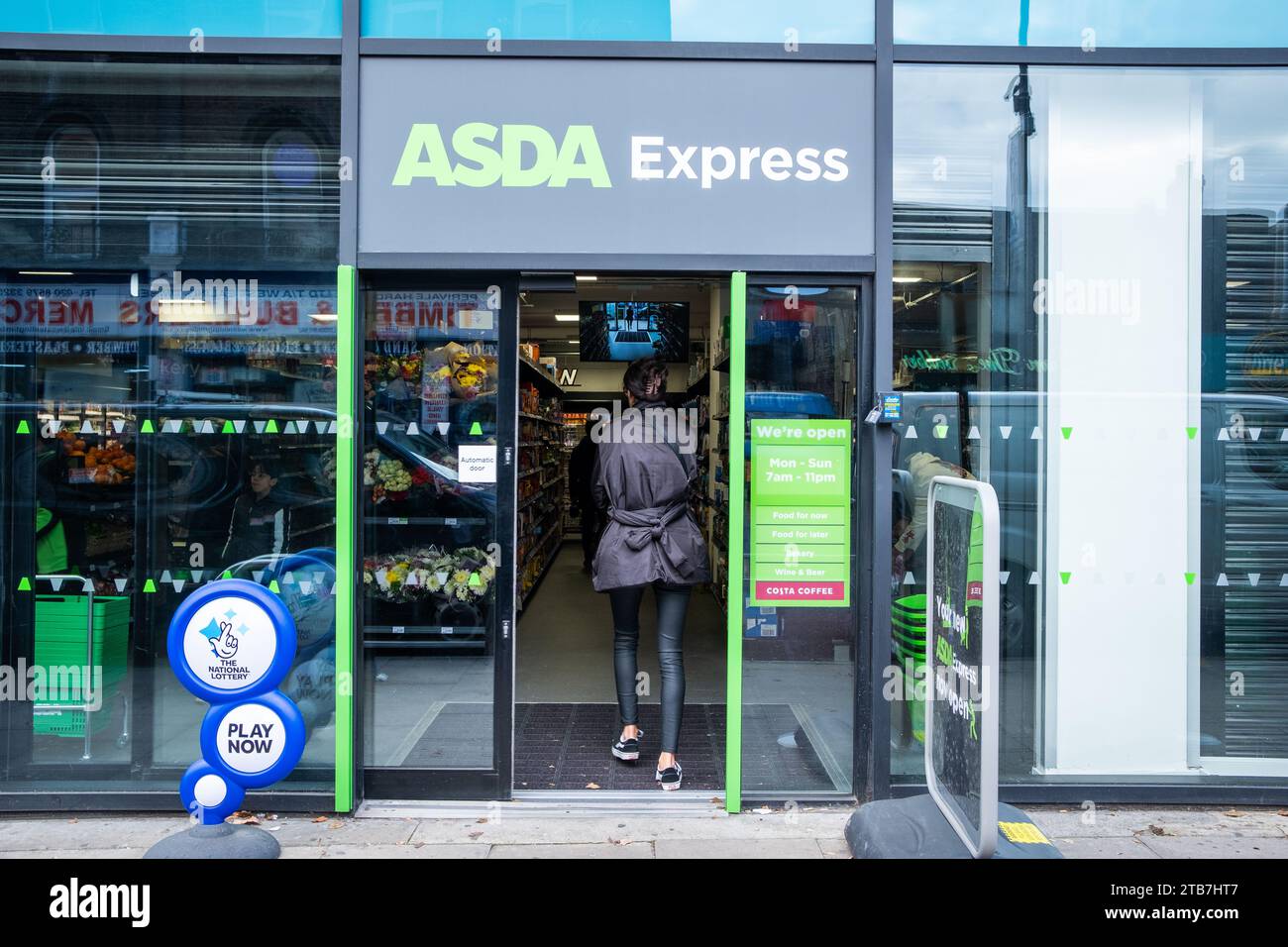 LONDRA - 30 NOVEMBRE 2023: Filiale Asda Express a Ealing, Londra ovest - versione locale di una grande catena di supermercati britannici Foto Stock