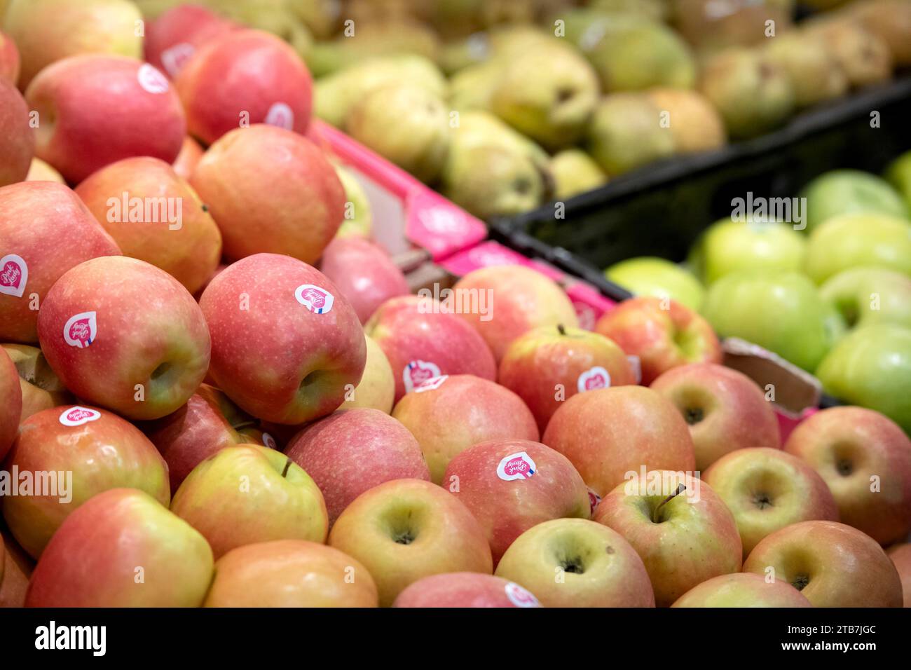 Supermercato Intermarche: Mele rosa da donna nella sezione frutta e verdura Foto Stock