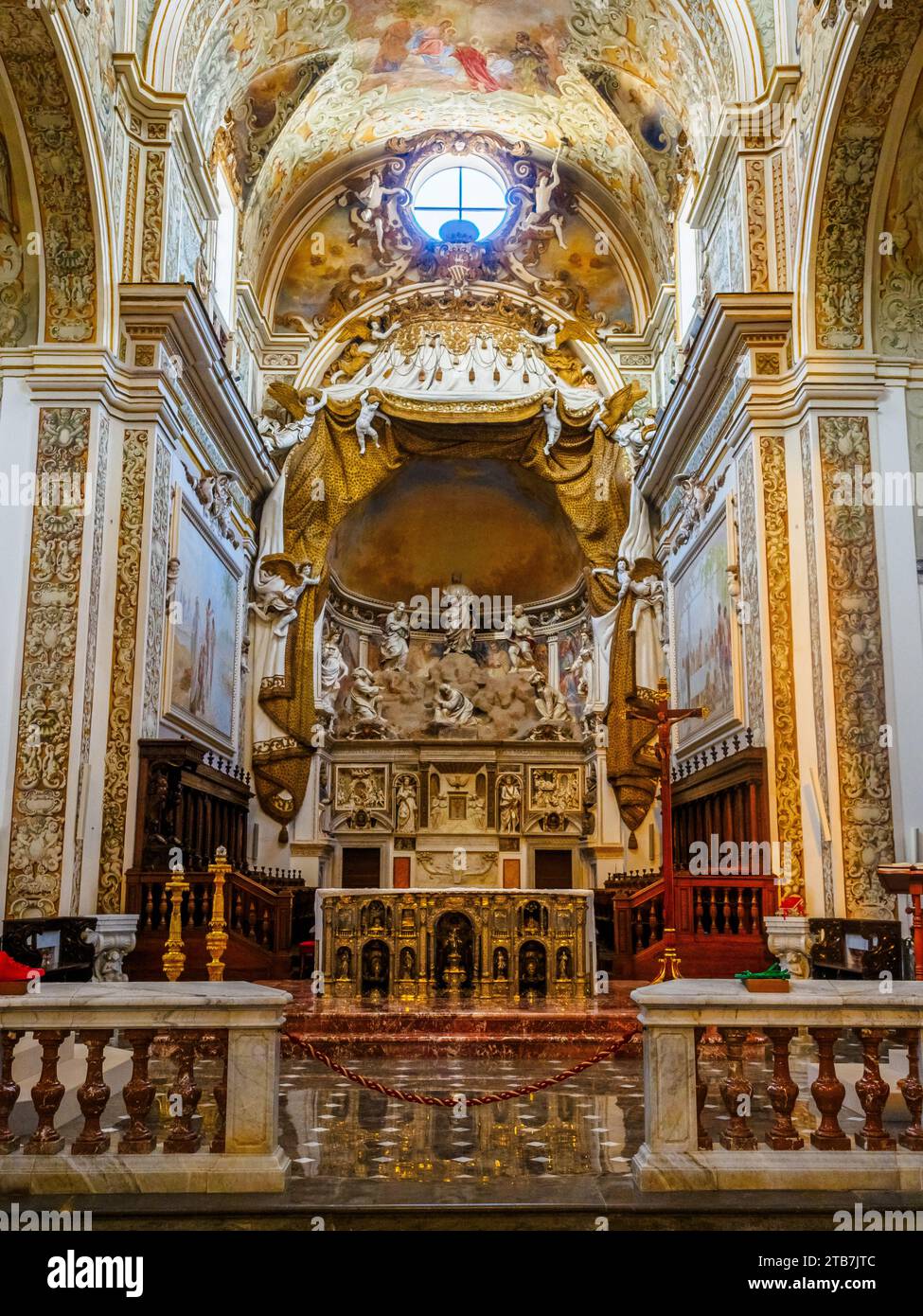 Altare maggiore con la sua Trasfigurazione sul Monte Tabor, una composizione di sei statue marmoree raffiguranti rispettivamente il Gesù Trasfigurato, Mosè, Elia, San Pietro, San Giacomo e San Giovanni, opera commissionata ad Antonello Gagini nel 1532 e completata dal figlio Antonino nel 1537 - Basilica Cattedrale del Santissimo Salvatore a Mazara del Vallo - provincia di Trapani, Sicilia, Italia Foto Stock