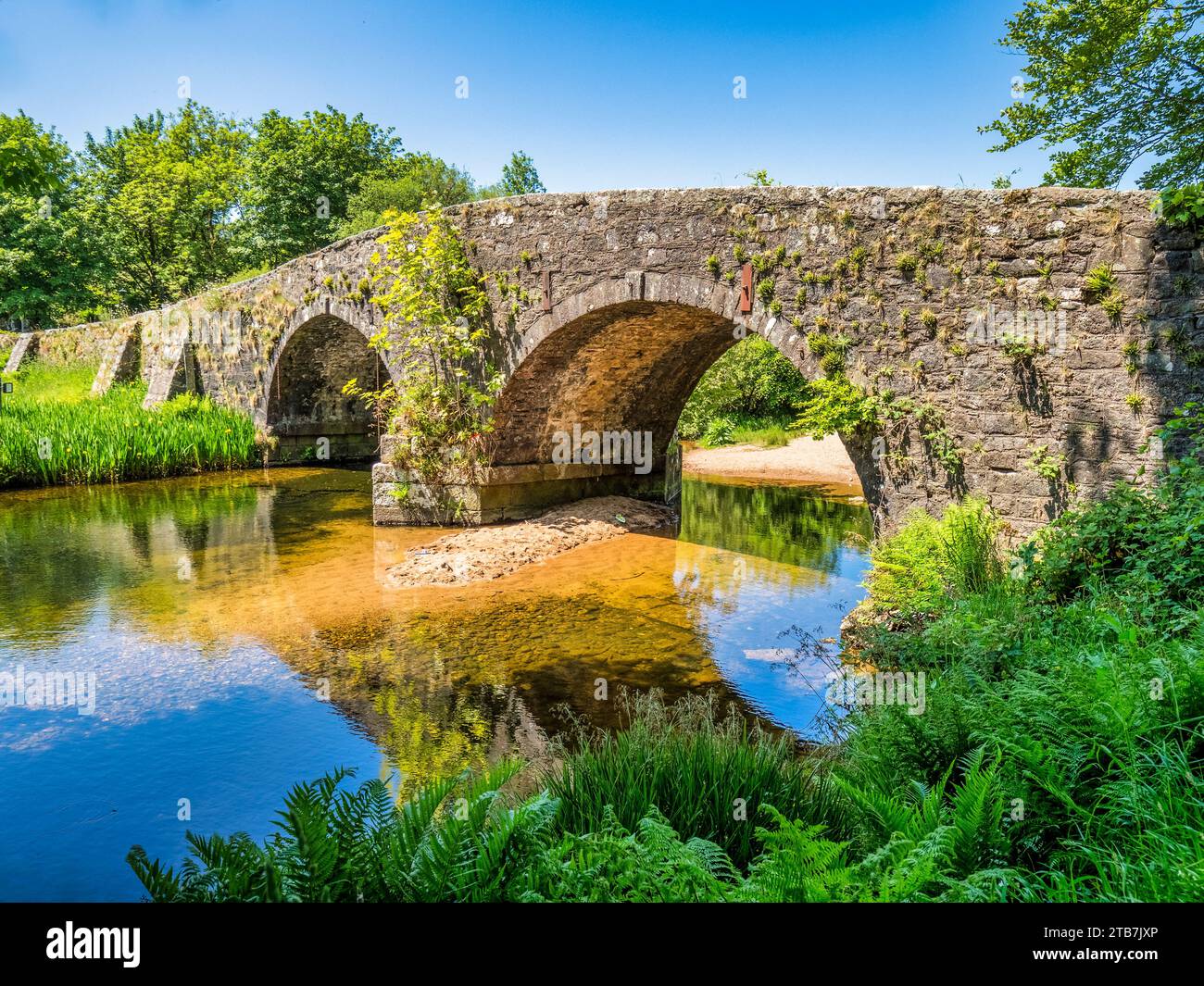 Il vecchio ponte sul fiume West Dart a Two Bridges su Dartmoor, Devon. Foto Stock