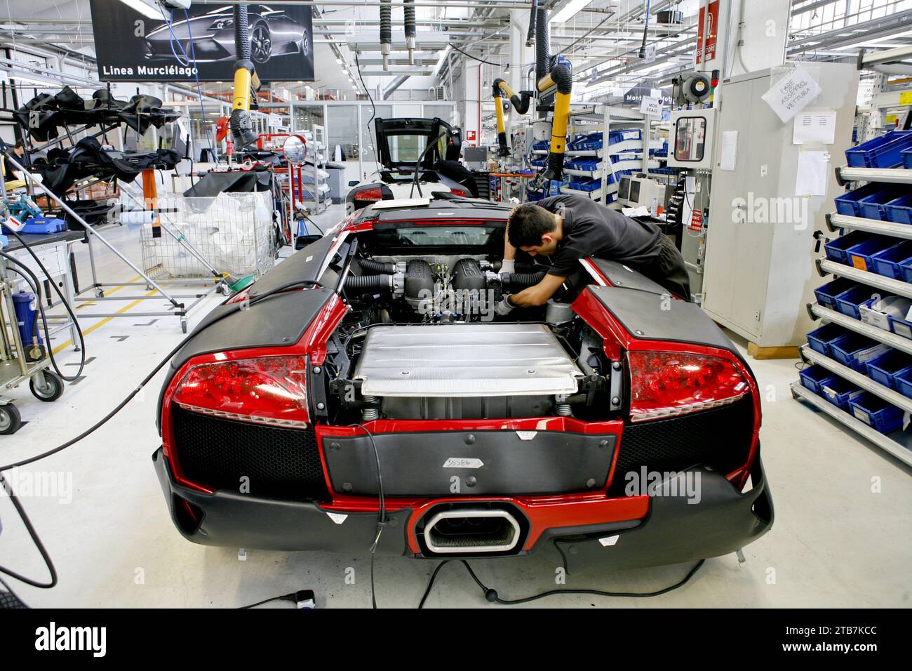 Italia, Sant'Agata Bolognese, fabbrica automobili Lamborghini, 2008/10/10: Operai della linea di assemblaggio Murcielago LP640-4, la prima del marchio Foto Stock