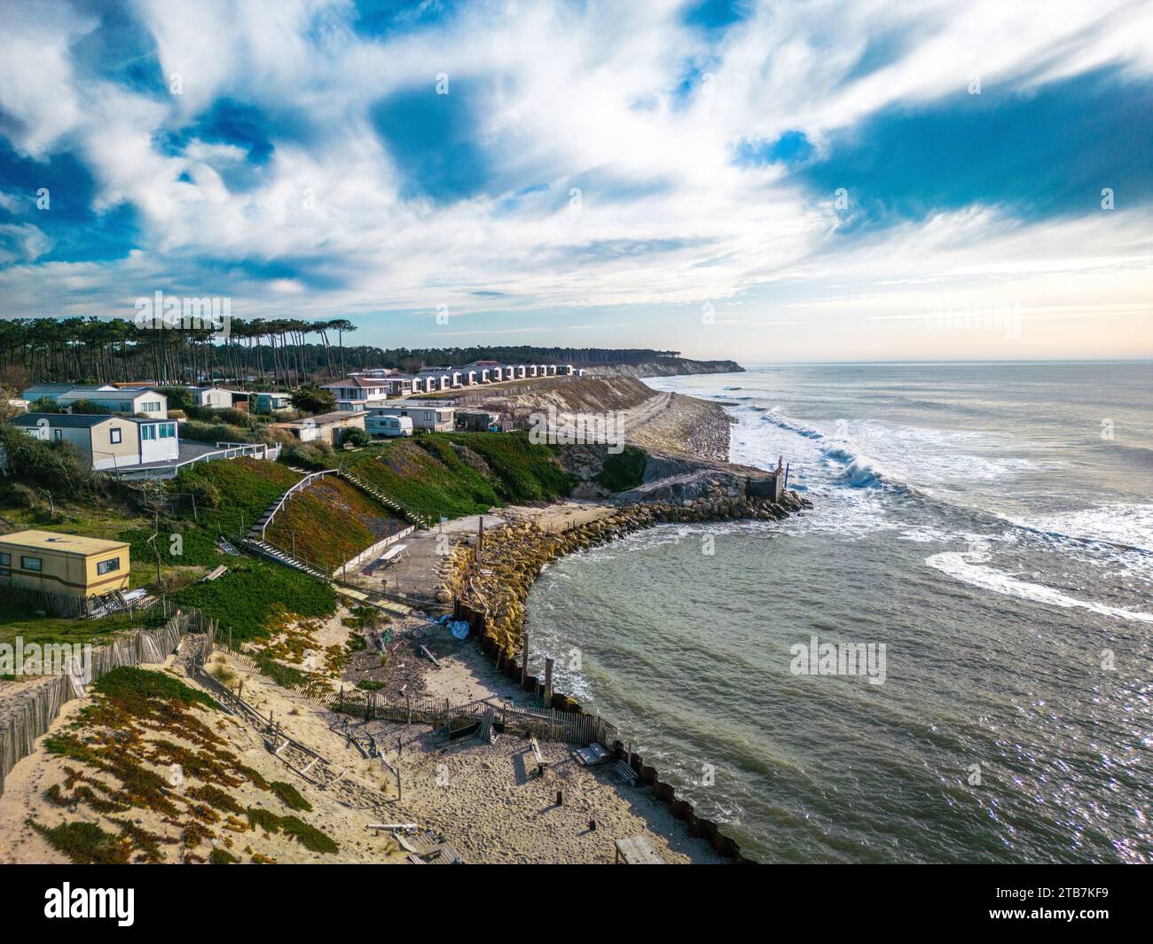 Soulac-sur-Mer (Francia centro-occidentale), 20 febbraio 2023: Controllo dell’erosione costiera sulla spiaggia “plage de l’Amelie”. Riprap, picchi rocciosi, protettivi Foto Stock