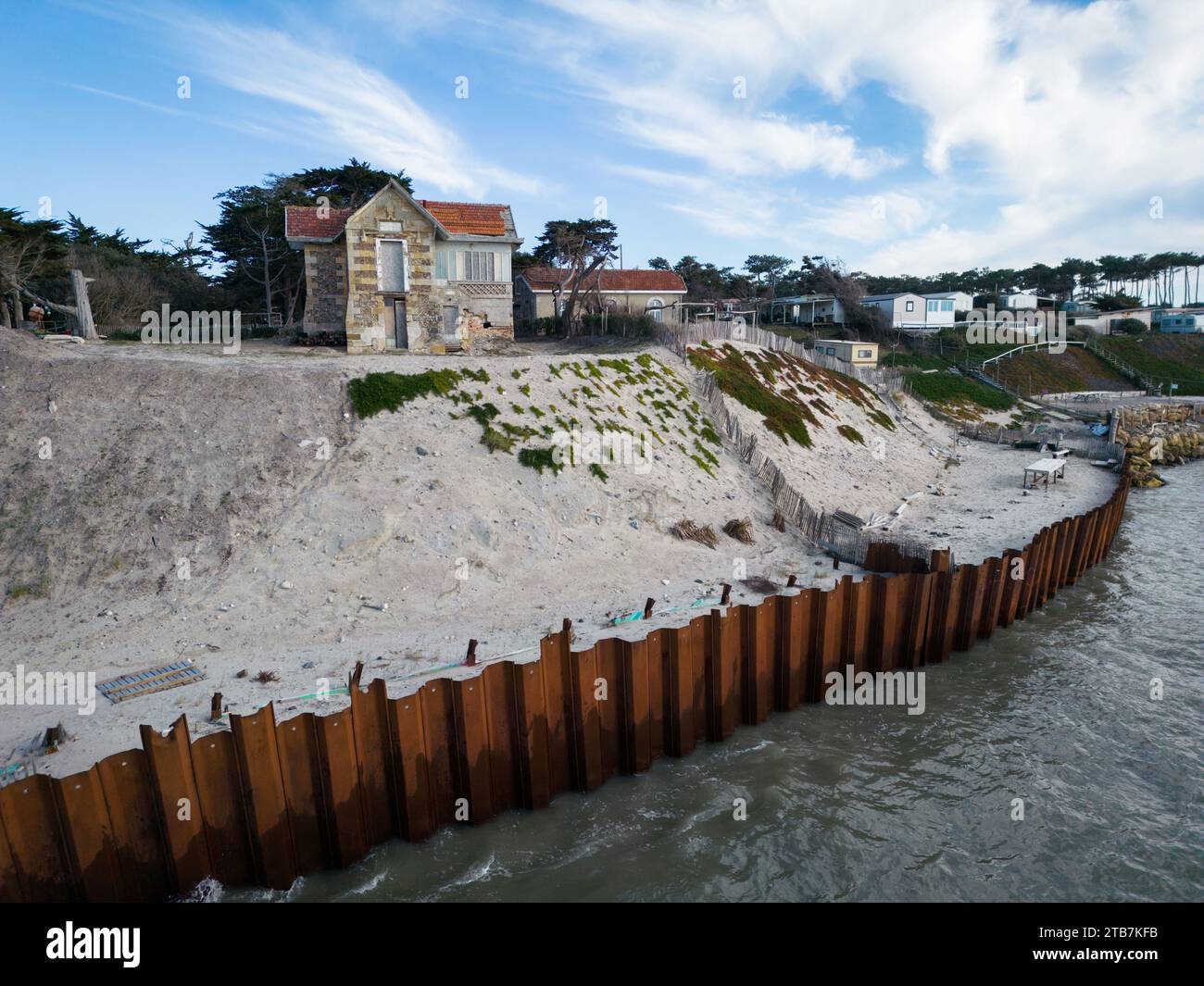 Soulac-sur-Mer (Francia centro-occidentale), 20 febbraio 2023: Controllo dell’erosione costiera sulla spiaggia “plage de l’Amelie”. Riprap, picchi rocciosi, protettivi Foto Stock