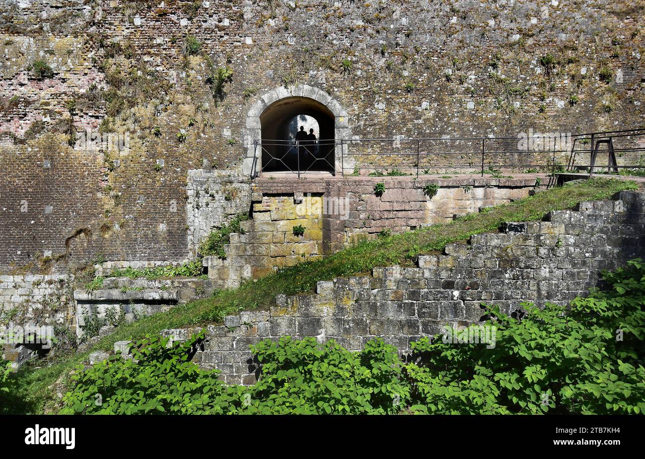 Le Quesnoy (Francia settentrionale): Dettaglio dei bastioni, sagoma di due persone in un tunnel Foto Stock