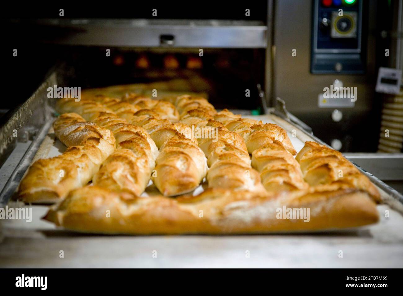 Panetteria: Preparazione del pane in una panetteria. Illustrazione di un panificio che opera con un forno a pellet impatto dell'aumento dei prezzi dell'elettricità. Fresco Foto Stock