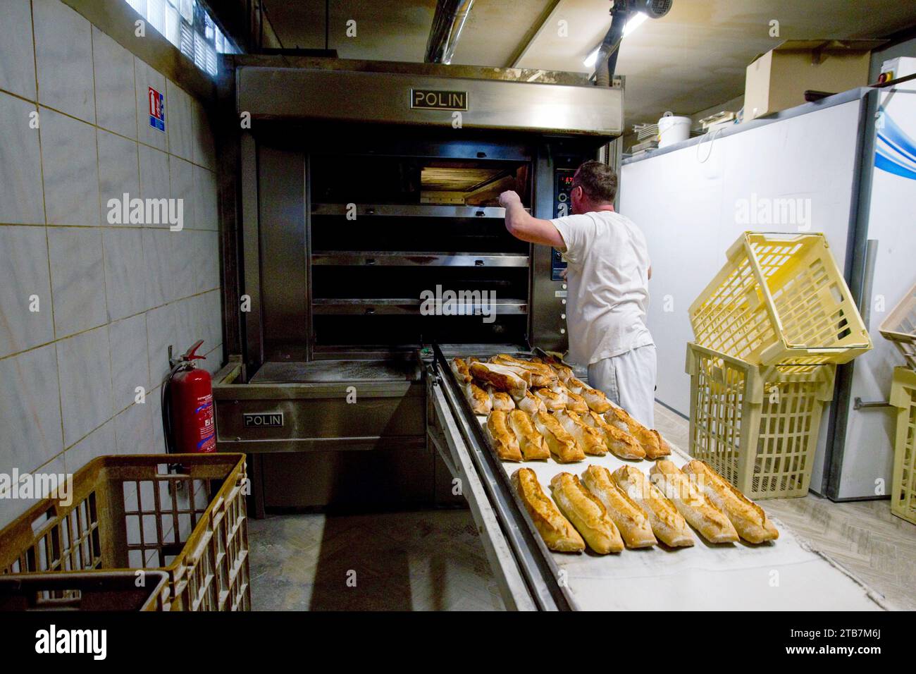 Panetteria: Preparazione del pane in una panetteria. Illustrazione di un panificio che opera con un forno a pellet impatto dell'aumento dei prezzi dell'elettricità. Fresco Foto Stock