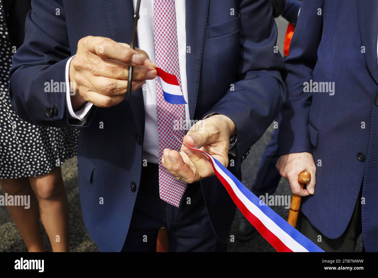 Cerimonia di taglio del nastro tricolore con membri eletti e funzionari chiave in occasione di un'inaugurazione ufficiale. Primo piano, dettaglio Foto Stock