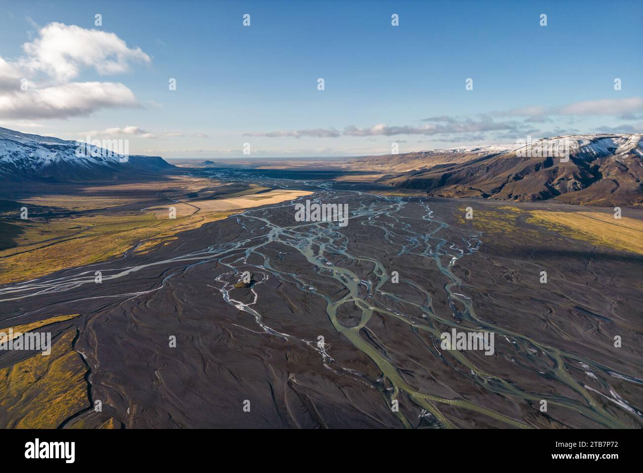 Accattivante ripresa aerea che mostra l'intricata rete di fiumi intrecciati che scorrono attraverso il paesaggio vulcanico di Thormork, nell'altopiano islandese Foto Stock