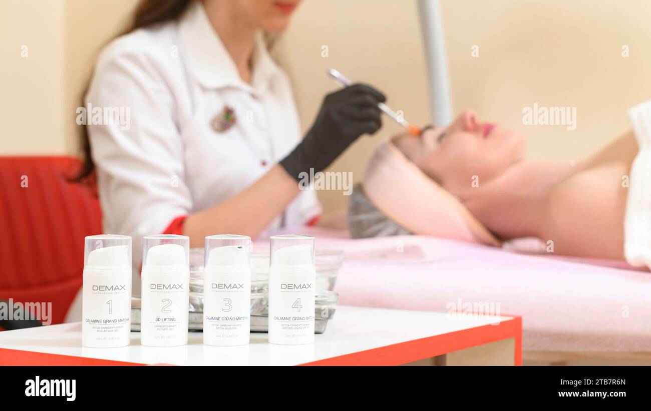 Ivano-Frankivsk, Ucraina 17 maggio 2023: Cosmetology Products for the carboxytherapy procedure, un ufficio cosmetologo e conducendo un pr cosmetologico Foto Stock