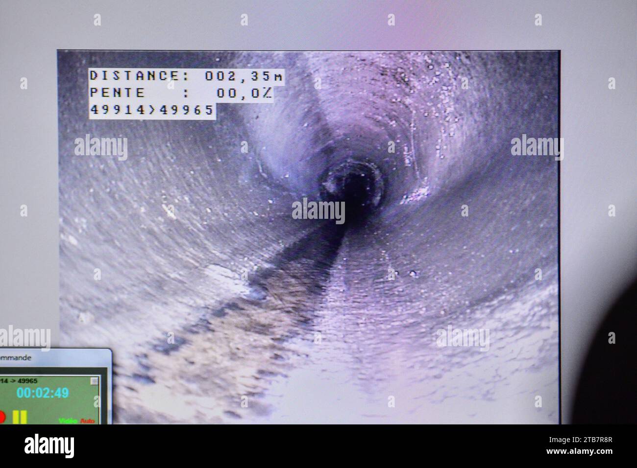 Ispezione delle fognature con una telecamera robotizzata. Immagine del computer che mostra l'interno dei tubi Foto Stock