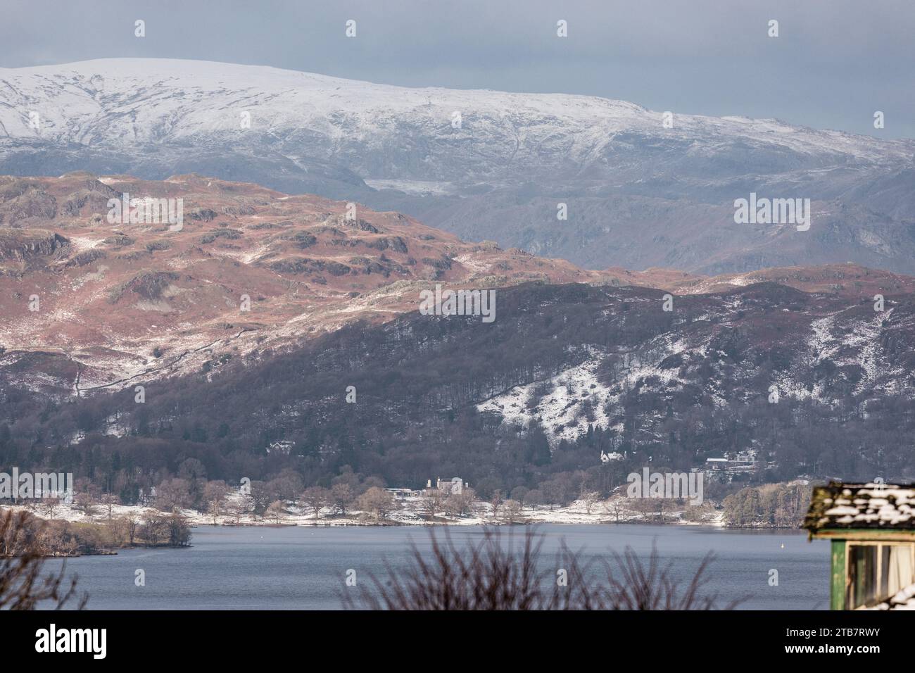 Cumbria, Regno Unito. 5 dicembre 2023. UK Meteo neve sulle colline sopra il lago Windermere . Credito: Gordon Shoosmith/Alamy Live News Foto Stock