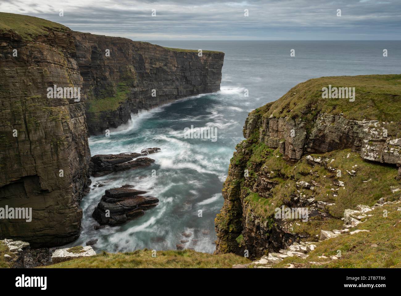 Suggestivo paesaggio costiero vicino a Yesnaby sulla selvaggia costa occidentale di Mainland, Isole Orcadi, Scozia. Autunno (ottobre) 2022. Foto Stock