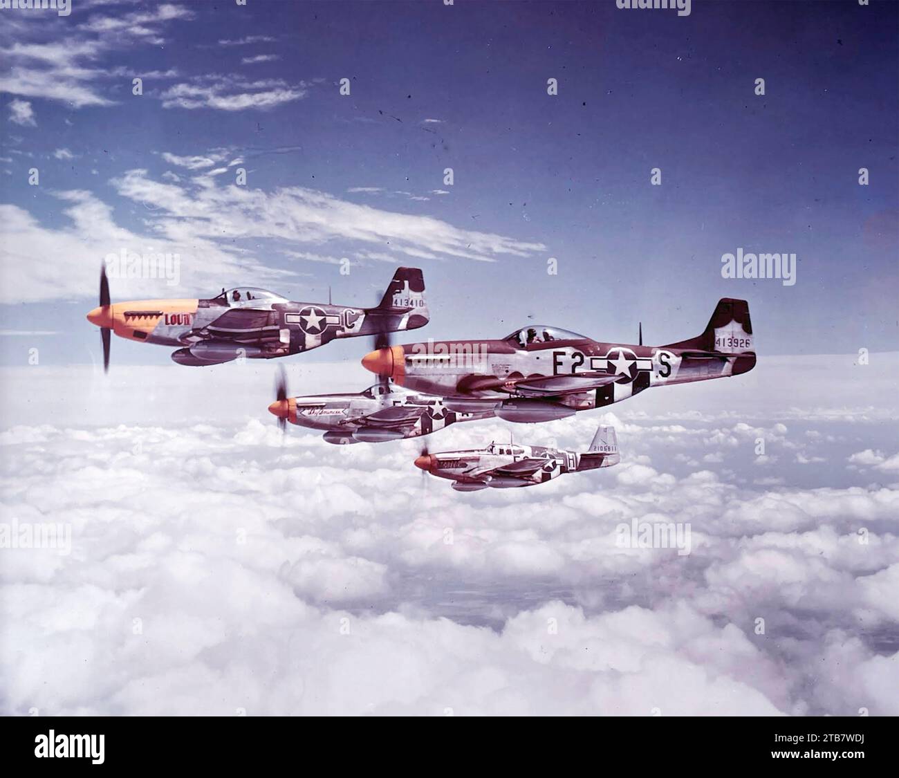 P-51D NORTH AMERICAN MUSTANGS del 375th Fighter Squadron USAAF con serbatoi drop in volo dalla RAF Bottisham, Cambridgeshire, Inghilterra, il 26 luglio 1944. L'aereo più vicino 44-13926 si schiantò il 9 agosto 1944 uccidendo il pilota. Wikipedia ha maggiori dettagli su questi aerei, ma la scaletta nella foto è diversa da questa.. Foto Stock