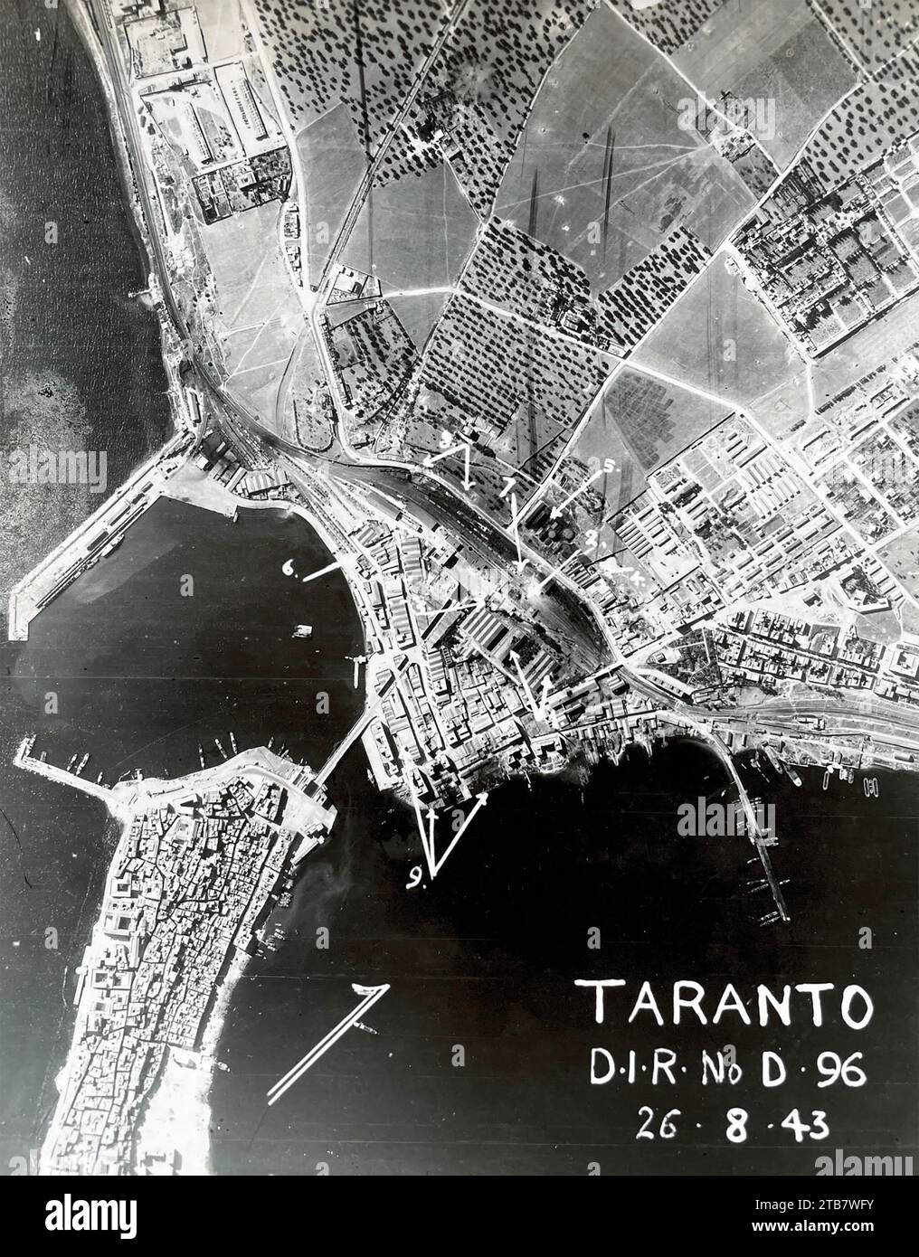 TARANTO, Italia meridionale. Foto di ricognizione aerea dell'area del porto il 26 agosto 1943. Le forze britanniche sbarcarono vicino al porto il 9 settembre 1943 nell'operazione Slapstick, parte dell'invasione dell'Italia Foto Stock