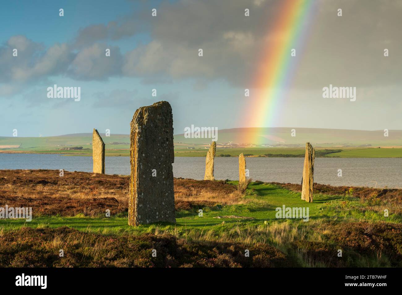 Arcobaleno sul Ring of Brodgar su Mainland, Isole Orcadi, Scozia. Autunno (ottobre) 2022. Foto Stock