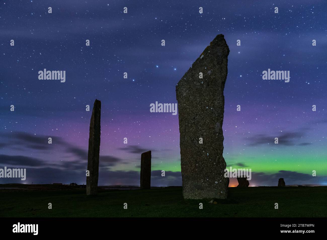 Aurora boreale (aurora boreale) nel cielo notturno sopra le pietre neolitiche di Stenness su Mainland, Orcadi, Scozia. Autunno (ottobre) 2022. Foto Stock