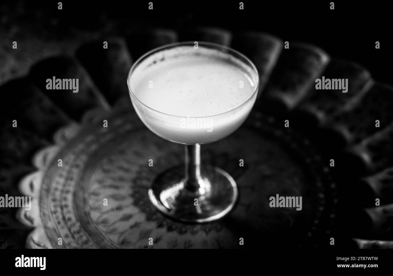 Cocktail White Lady in bianco e nero, primo piano Foto Stock