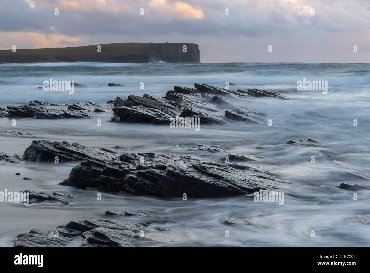 Marwick Head dal Brough of Birsay, Mainland, Orcadi, Scozia. Autunno (ottobre) 2022. Foto Stock