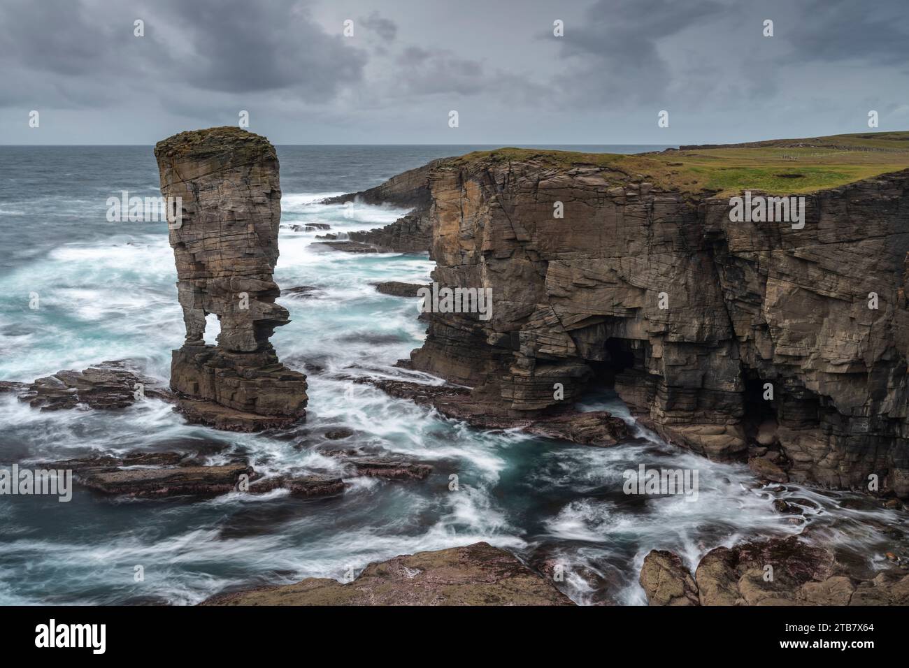 Yesnaby Castle Sea Stack sulla selvaggia costa occidentale di Mainland, Isole Orcadi, Scozia. Autunno (ottobre) 2022. Foto Stock