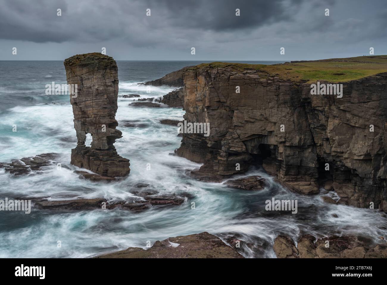 Yesnaby Castle Sea Stack sulla selvaggia costa occidentale di Mainland, Isole Orcadi, Scozia. Autunno (ottobre) 2022. Foto Stock