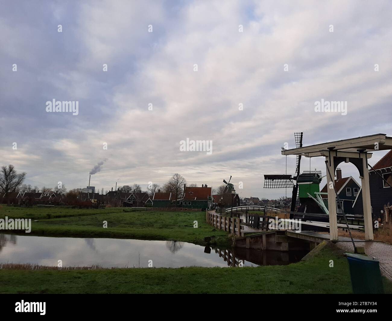 Zaanse Saans , un parco unico con mulini a vento, canali, negozi di formaggi, molto famoso nei Paesi Bassi Foto Stock