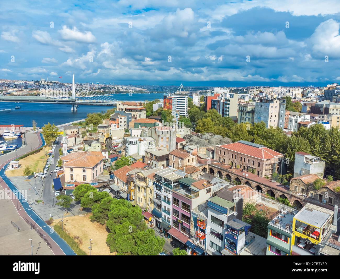 Vista droni della città di Istanbul in una soleggiata giornata estiva. Elementi di progettazione architettonica di edifici, luoghi pubblici della città storica Foto Stock