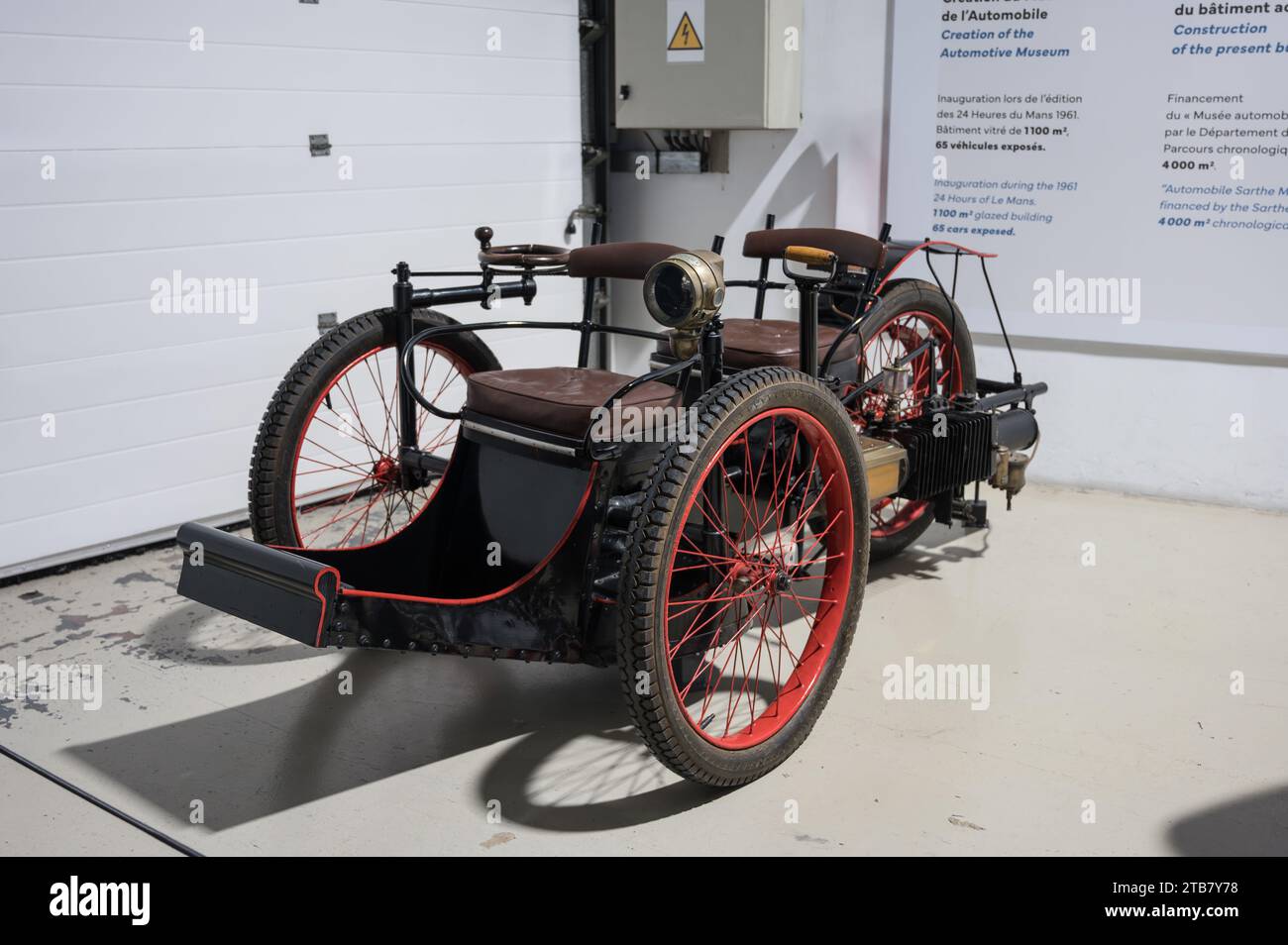 Dettaglio della storica Leon Bollee Tricycle con motore a turbina monocilindrico orizzontale da 650 cc e 4 CV Foto Stock